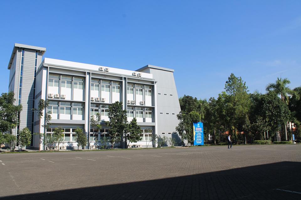 lapangan upacara Telkom University kampus swasta universitasperguruan tinggi terbaik di bandung indonesia, akreditasi A unggul